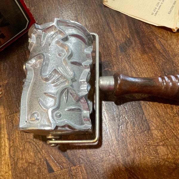 1960's Wood Handle Cookie Cutting Pastry Roller in Original Box