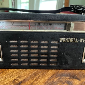1960&#39;s Wendell West Transistor Eight Radio and Case