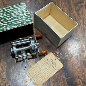 1950&#39;s Pflueger No 1953 Skilkast Spinning Fishing Reel with Box