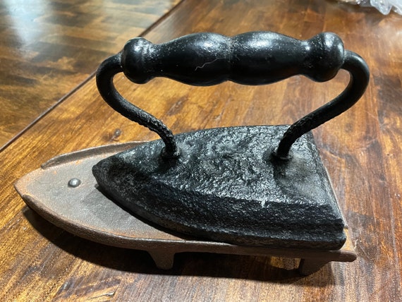 1900's 10 Lbs Cast Sad Iron and Cast Iron Sitting Tray 