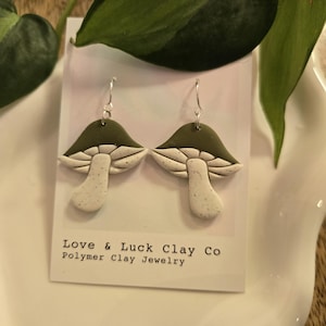 Olijfgroene paddenstoeloorbellen - Oorbellen van polymeerklei - Cottagecore-oorbellen