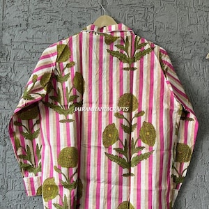Puede incluir: Camisa a rayas verticales rosas, blancas y beige, adornada con un estampado floral verde oliva. La camisa tiene cuello abotonado. El texto "JAIRAMHANDICRAFTS" est&aacute; impreso en la prenda.