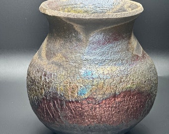 Vase fait main en céramique cuite au raku pour fleurs séchées ou herbe de pampa.