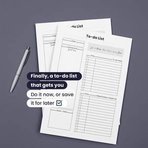 Op de afbeelding: Een stapel witte to-do lijst vellen met een zilveren pen op een grijze ondergrond. De to-do lijsten hebben secties voor tijd, datum en taken. Tekst op de afbeelding luidt: "Eindelijk een to-do lijst die je verder helpt."