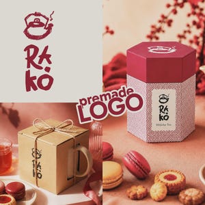 Puede incluir: Una caja hexagonal con tapa de color rojo oscuro y un patrón geométrico blanco en los lados, que presenta el logotipo RAKO y el texto Hojicha Tea. Junto a ella hay una caja de cartón cuadrada atada con cuerda, con el logotipo RAKO en el lateral.