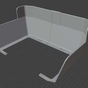 Può includere: Un involucro o schermo protettivo grigio chiaro stampato in 3D a forma di U con una superficie liscia e opaca. La struttura presenta pareti laterali alte, una giuntura centrale che collega due pannelli e linguette di fissaggio.
