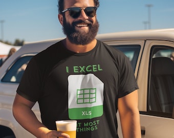 Könnte beinhalten: Ein schwarzes T-Shirt mit einer grünen und weißen Grafik eines Tabellenkalkulationssymbols und dem Text "I EXCEL AT MOST THINGS".