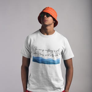 Camiseta con cita sobre olas del océano / Olas azules minimalistas, texto en cursiva