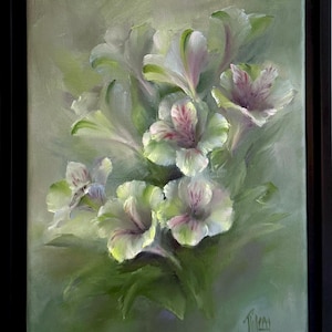 Op de afbeelding: Een olieverfschilderij van witte en lichtgroene bloemen met roze accenten, tegen een zachte groene achtergrond. De bloemen staan in volle bloei, met delicate bloemblaadjes en gedetailleerde penseelstreken. Het kunstwerk is ingelijst in een donkerbruine houten lijst.