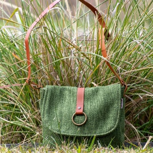 Tasche mit Magnetverschluss, Stofftasche mit verstellbarem Henkel, Umhängetasche, Robuste grüne Umhängetasche für den täglichen Gebrauch.
