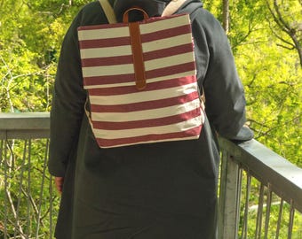 Mochila Mediana, Mochila con tapa, Mochila con cremallera, Mochila de rayas, Mochila urbana y casual, Mochila con bolsillos interiores.