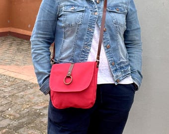 Crossbody bag, Bag with lid and magnetic closure. Bag with adjustable handle, Interior pocket, Gift bag, Cherry-colored bag.