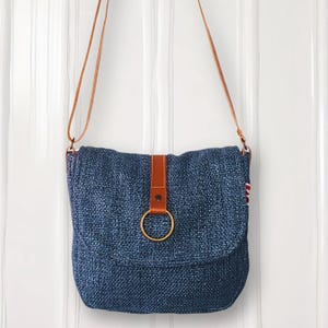 Tasche mit Deckel und Magnetverschluss. Tasche mit verstellbarem Henkel, Innentasche, Geschenktüte, Umhängetasche, Jeansblaue Tasche.