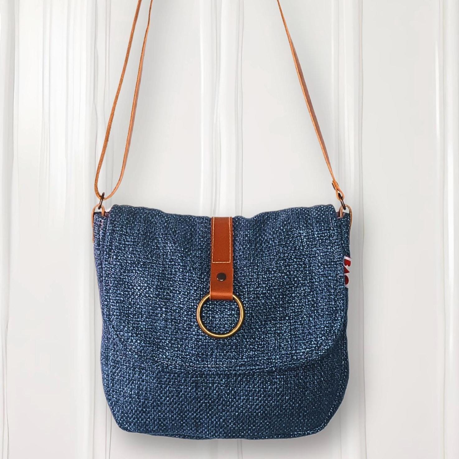 Bag with lid and magnetic closure. Bag with adjustable handle, Interior pocket, Gift bag, Shoulder bag, Denim blue bag.