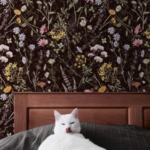 Carta da parati adesiva Moody Black Wildflower, carta da parati in vinile con motivi floreali e botanici per la camera da letto, murale autoadesivo rimovibile con fiori da giardino scuri