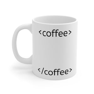 Könnte beinhalten: Eine weiße Kaffeetasse aus Keramik mit einem gebogenen Henkel. Die Tasse zeigt den Text "<coffee>" oben und "</coffee>" unten in Schwarz, ähnlich der Codesyntax. Die Tasse ist für Heißgetränke konzipiert.