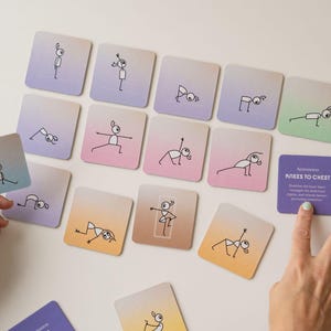 Könnte beinhalten: Yoga-Posen-Karten mit Strichmännchen-Illustrationen auf quadratischen Karten mit Farbverlauf. Eine Karte lautet "Knees to Chest". Die Karten sind auf einer weißen Oberfläche angeordnet.