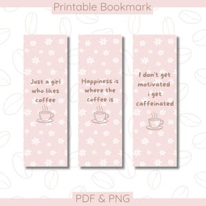 Puede incluir: Tres marcapáginas rosas imprimibles con patrones florales blancos y citas sobre el café. Las citas incluyen "Just a girl who likes coffee", "Happiness is where the coffee is" y "I don't get motivated, I get caffeinated."