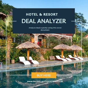 Op de afbeelding: Een blauw en wit bord met de tekst "HOTEL & RESORT DEAL ANALYZER" en "Analyze deals quickly using this excel document". Onder het bord bevindt zich een knop met de tekst "BUY HERE" en de tekst "WWW.BHOSPITALITYADVISORS.COM". Het bord staat voor een zwembad met ligstoelen en palmbomen.