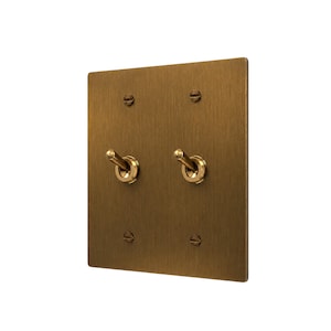 Retro Kipp Lichtschalter, Dimmer, Steckdose - Dekorative Wandteller aus Messing gealtert
