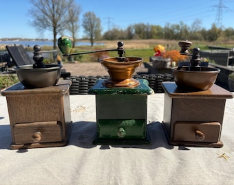 Moulin à café antique avec base en bois pour une cuisine primitive ou une décoration de ferme rustique