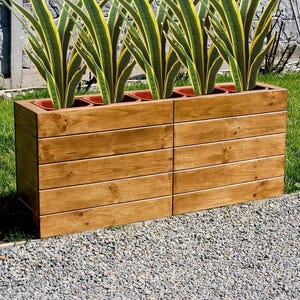 Modernes Gartenblumenbeet aus Holz | Großer handgefertigter Pflanzkasten für den Außenbereich mit Kunststofftöpfen | Naturholz-Hochbeet für Patio & Terrasse