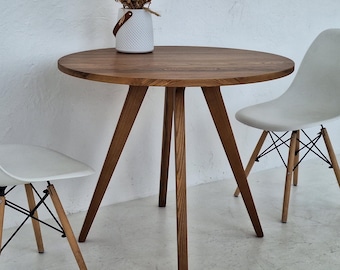 Sleek Minimalist Kitchen Table – Round Oak Dining Table for Modern Home Decor