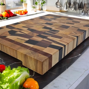 Può includere: Un grande tagliere rettangolare in legno di diverse essenze. Il tagliere è composto da molti pezzi di legno diversi, ognuno con un colore e una venatura diversi. Il tagliere è molto grande e sarebbe perfetto per tagliare grandi quantità di cibo.