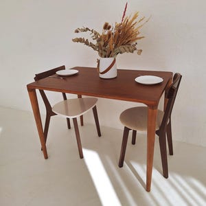 Table à manger rectangulaire moderne et massive | Table minimaliste faite main pour cuisine ou salle à manger | Pièce maîtresse de style milieu du siècle