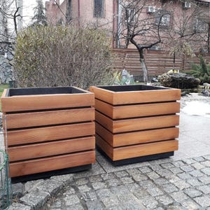 Pflanzgefäß aus Holz mit Lattendesign und Metallkern – Rustikaler moderner Topf für den Außenbereich – Handgefertigte Garten- und Terrassendekoration mit natürlichem Holzfinish
