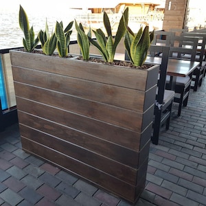 Moderne houten plantenbakken voor buiten | Hoge decoratieve bloembak voor tuin, terras en café | Buiten tuinieren en stijlvol design