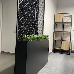 Stijlvolle zwarte plantenbak van spaanplaat – moderne plantenstandaard voor binnen en kamerverdeler, aangepaste maten beschikbaar