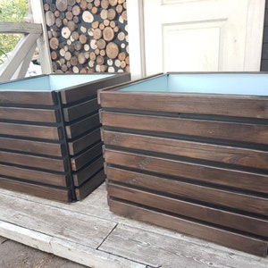 Handgefertigter Pflanzkasten aus Massivholz – Rustikaler Gartentopf mit Kunststoff-Innenfutter – Maßanfertigungen – Modernes Terrassendekor