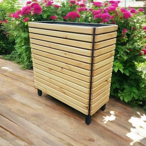 Moderner Pflanzkasten aus Holz für den Außen- und Innenbereich – Stilvoller Blumenkasten mit vertikalen Lamellen, Metallrahmen und wetterbeständiger Oberfläche