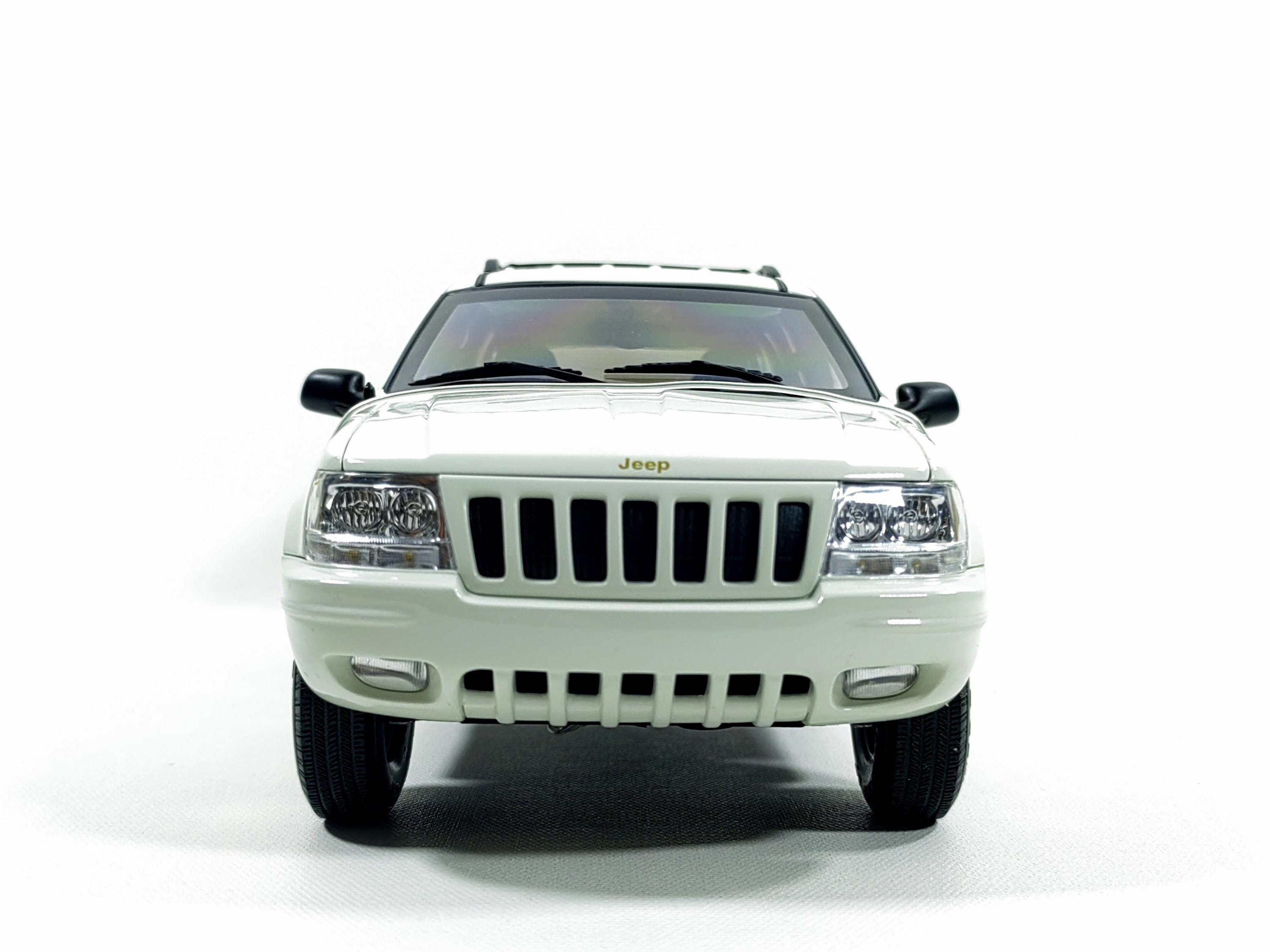 Jeep Grand Cherokee 4.7 V8 WJ 4X4 White 1999 1:18 Autoart #74011