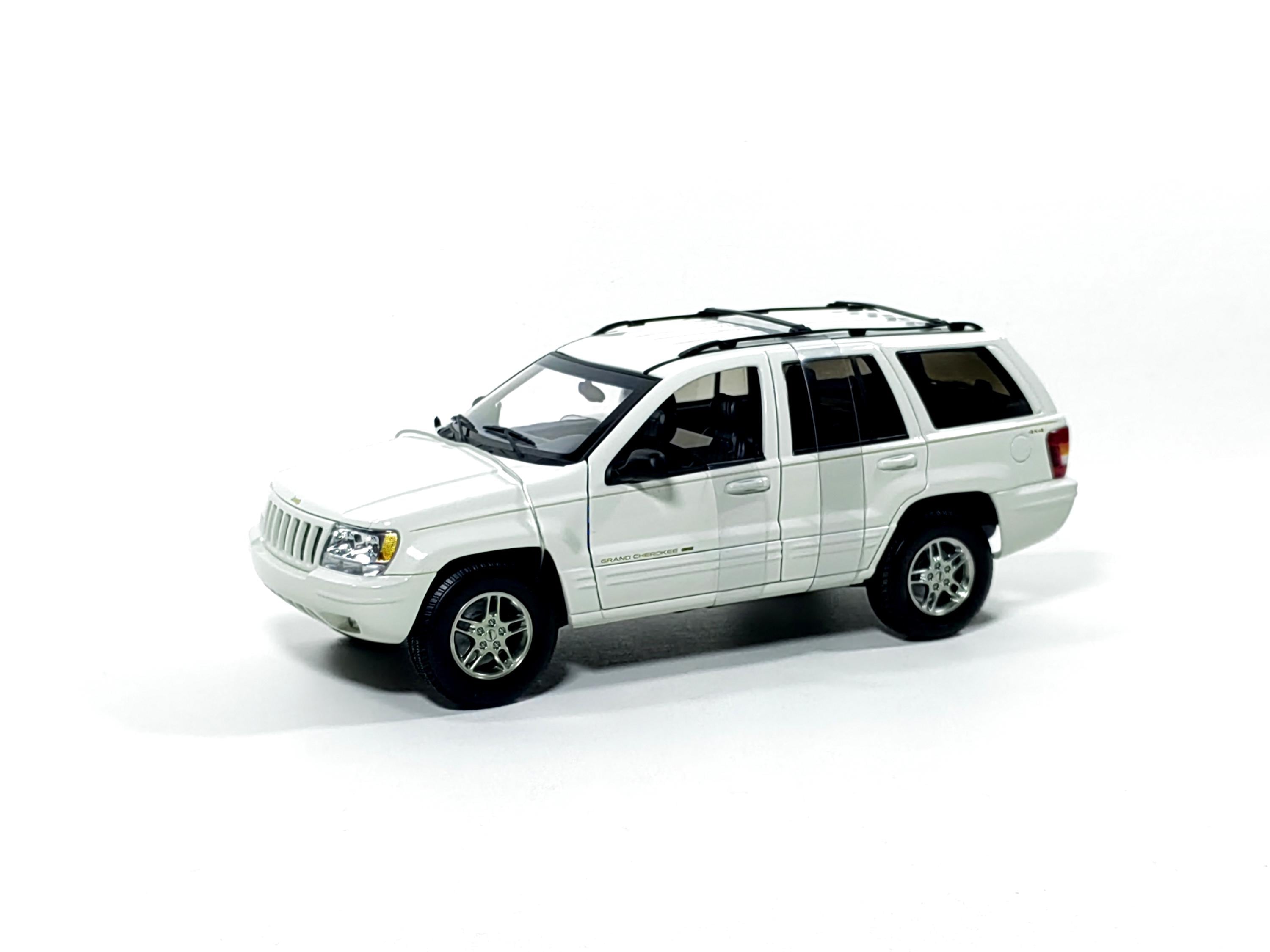 Jeep Grand Cherokee 4.7 V8 WJ 4X4 White 1999 1:18 Autoart #74011