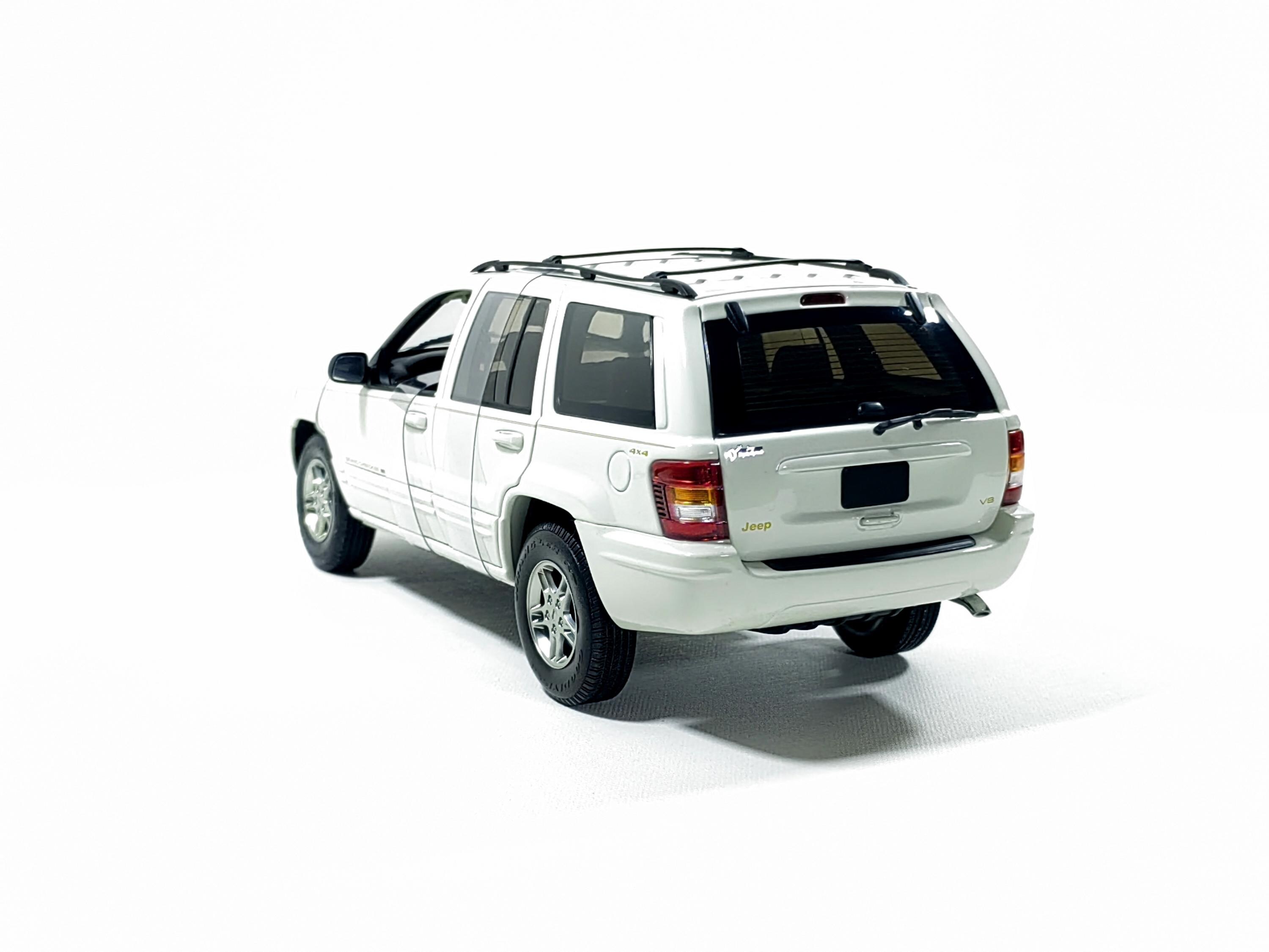Jeep Grand Cherokee 4.7 V8 WJ 4X4 White 1999 1:18 Autoart #74011