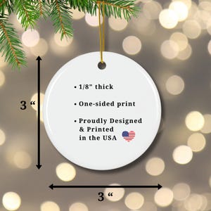 Peut inclure: Ornement en c&eacute;ramique blanche de 7,6 cm de diam&egrave;tre et 0,3 cm d'&eacute;paisseur. L'ornement pr&eacute;sente une impression unilat&eacute;rale avec le texte "1/8" thick", "One-sided print", "Proudly Designed & Printed in the USA" et un petit drapeau am&eacute;ricain.