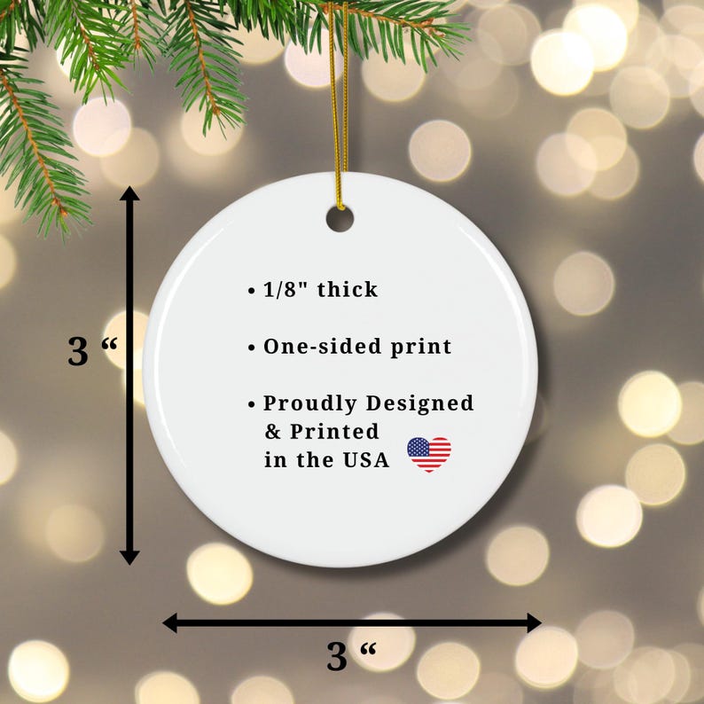 Peut inclure: Ornement en c&eacute;ramique blanche de 7,6 cm de diam&egrave;tre et 0,3 cm d'&eacute;paisseur. L'ornement pr&eacute;sente une impression unilat&eacute;rale avec le texte "1/8" thick", "One-sided print", "Proudly Designed & Printed in the USA" et un petit drapeau am&eacute;ricain.