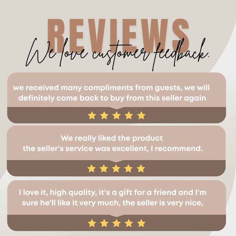 Op de afbeelding: Een afbeelding met het woord 'REVIEWS' in bruin en de tekst 'We love customer feedback'. Drie klantbeoordelingen worden weergegeven met sterren. De achtergrond is lichtbeige.