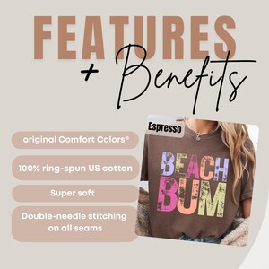 Op de afbeelding: Een bruin t-shirt met het woord "BEACH BUM" in kleurrijke letters. Het shirt is gemaakt van 100% ringgesponnen US-katoen en heeft dubbele naadstiksels. Het shirt wordt omschreven als superzacht en is van het originele Comfort Colors merk.