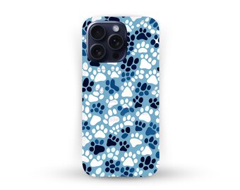 Può includere: Una custodia per telefono con un motivo ripetuto di impronte di zampe bianche, blu navy e azzurre su sfondo azzurro. La custodia del telefono ha un modulo fotocamera con tre obiettivi.