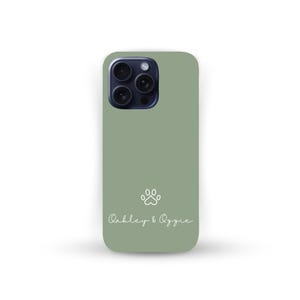 Op de afbeelding: Saliegroene telefoonhoes met een pootafdrukontwerp en de namen "Oakley & Ozzie" in een handschrift. De hoes heeft een camera-uitsparing aan de bovenkant.