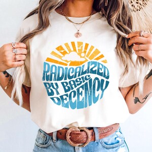 Radikaliserad av grundläggande anständighet T-shirt, retro politisk protest T-shirt, Comfort Colors® mänskliga rättigheter T-shirt, aktivist T-shirt
