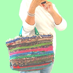 Petit sac charmant pour le bras ou la main dans un style bohème-chic, avec une poche intérieure pour le téléphone. avec une capacité pour les besoins de la journée.