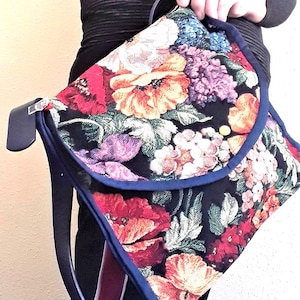 Flache Crossbody-Tasche im Vintage-Stil, Blumenmuster, Retro-Stoff und Lederband, Crossbody oder Schultertasche, Geschenk für Mutter, Tochter.