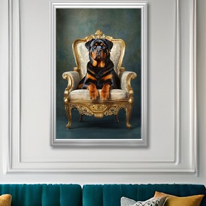 Pu&ograve; includere: Un cane Rottweiler nero e marrone seduto su una sedia ornata d'oro e bianco su uno sfondo verde acqua. Il cane guarda direttamente la telecamera.