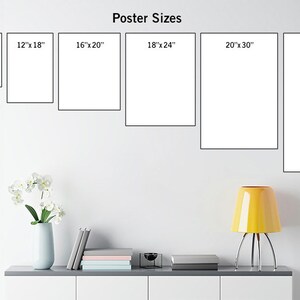 Pu&ograve; includere: Un muro bianco con una fila di cornici nere che mostrano diverse dimensioni di poster in pollici. Le dimensioni sono 9x11, 11x14, 12x18, 16x20, 18x24, 20x30 e 24x36. Le cornici sono su un muro bianco con uno scaffale bianco sotto.