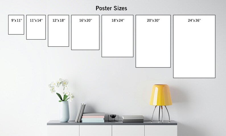 Pu&ograve; includere: Un muro bianco con una fila di cornici nere che mostrano diverse dimensioni di poster in pollici. Le dimensioni sono 9x11, 11x14, 12x18, 16x20, 18x24, 20x30 e 24x36. Le cornici sono su un muro bianco con uno scaffale bianco sotto.
