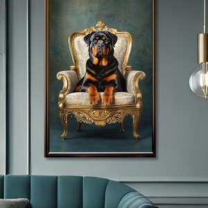 Pu&ograve; includere: Un cane Rottweiler nero e marrone seduto su una sedia dorata ornata con un cuscino bianco. Il cane guarda direttamente la telecamera. Lo sfondo &egrave; di colore blu-verde scuro.
